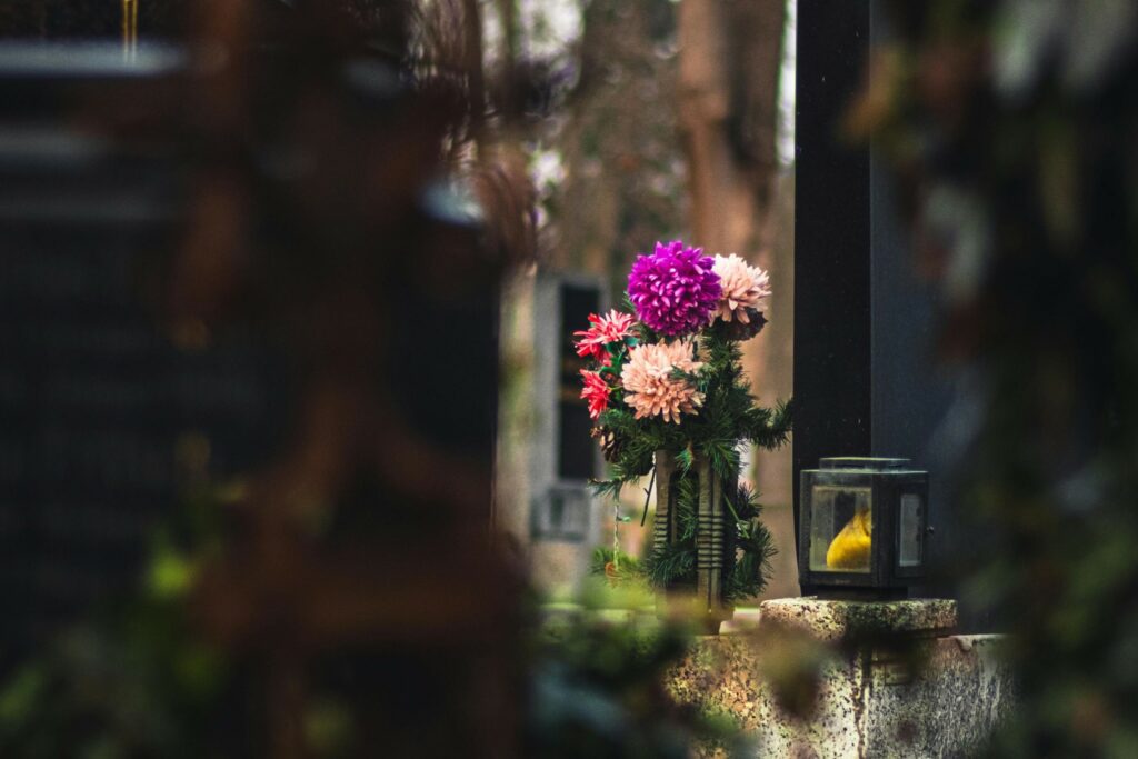 entretenir une tombe avec des fleurs de deuil pour les cimetières